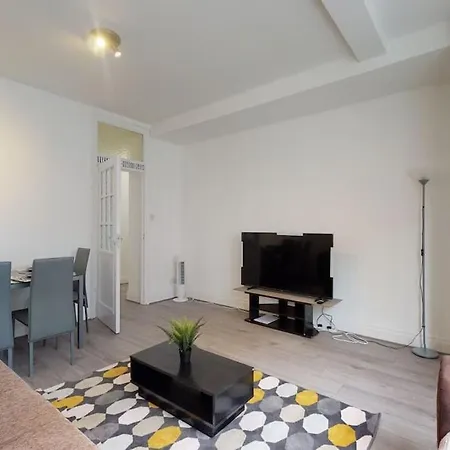 2 Bedroom Queens Court W2